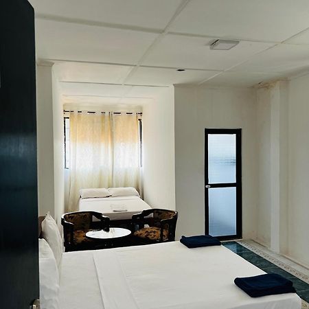 Ramlyn Guesthouse & Restaurant Negombo Esterno foto