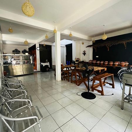 Ramlyn Guesthouse & Restaurant Negombo Esterno foto