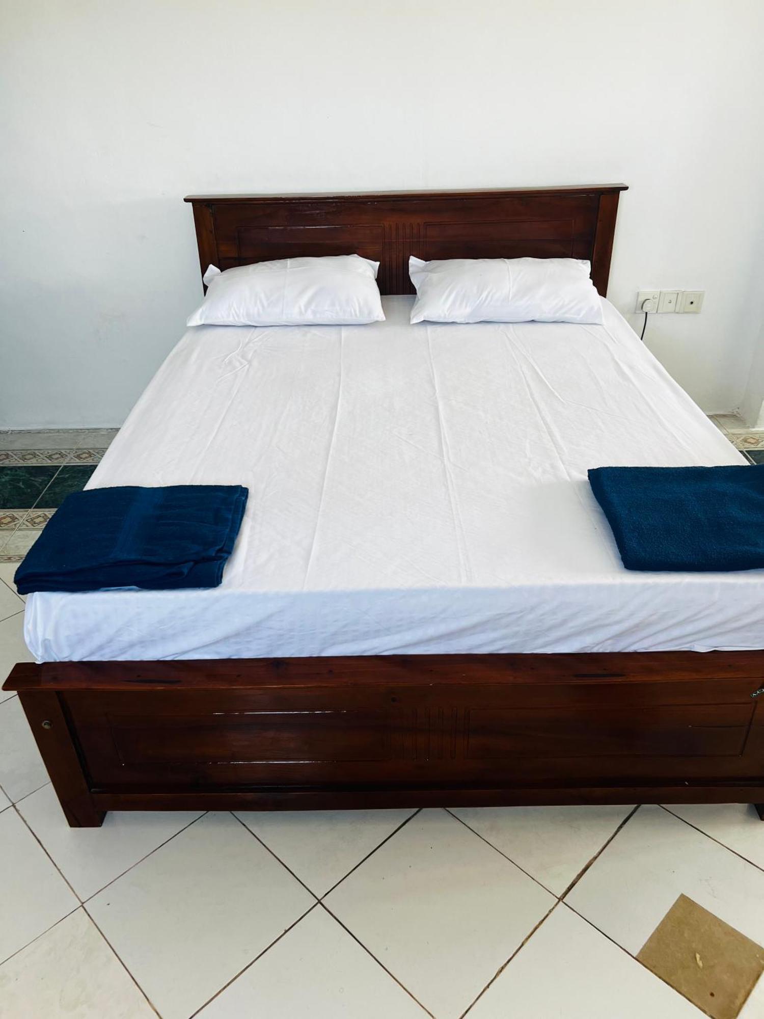 Ramlyn Guesthouse & Restaurant Negombo Esterno foto