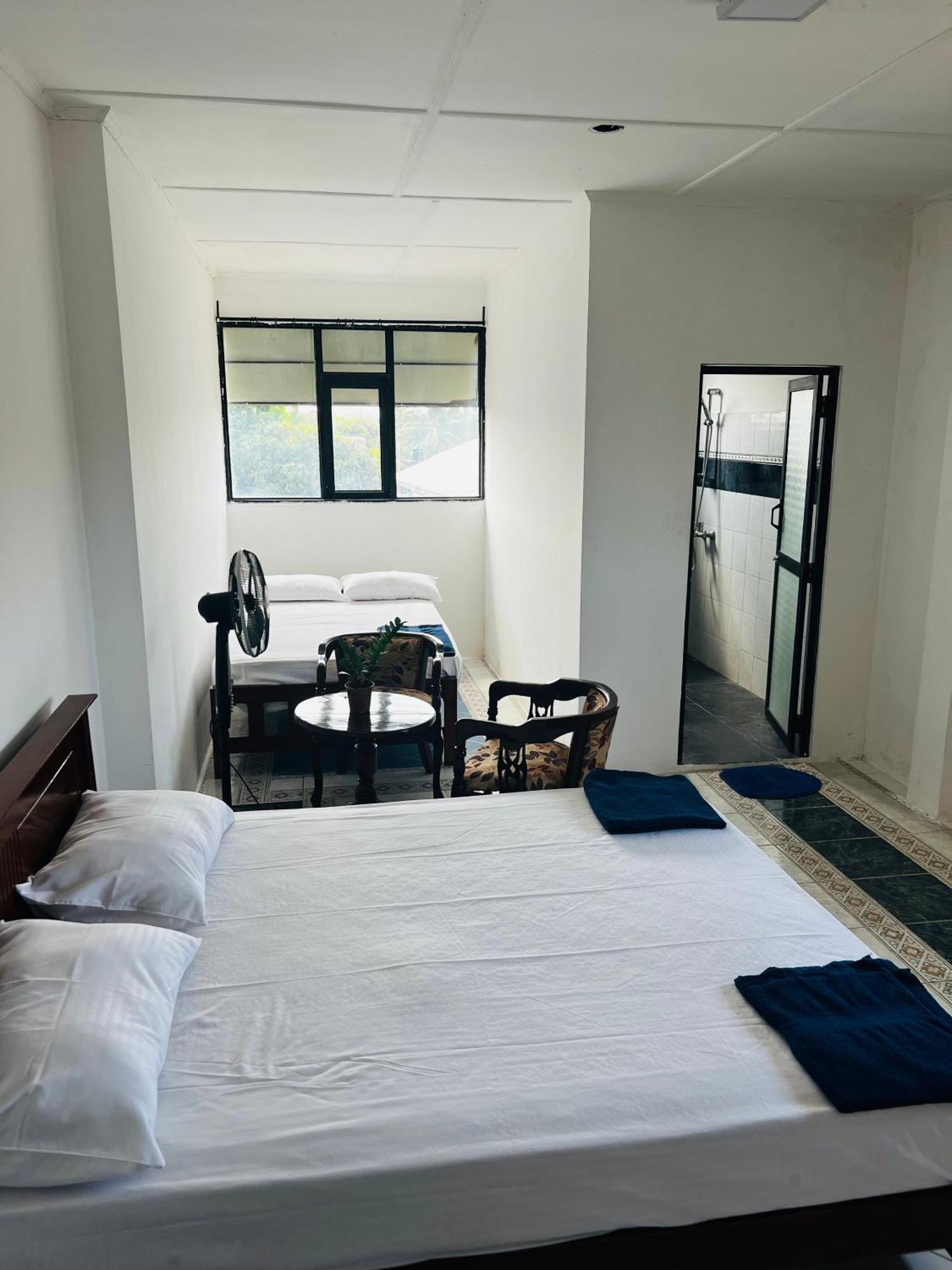 Ramlyn Guesthouse & Restaurant Negombo Esterno foto