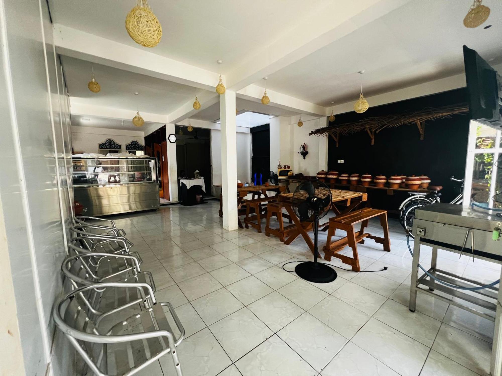 Ramlyn Guesthouse & Restaurant Negombo Esterno foto