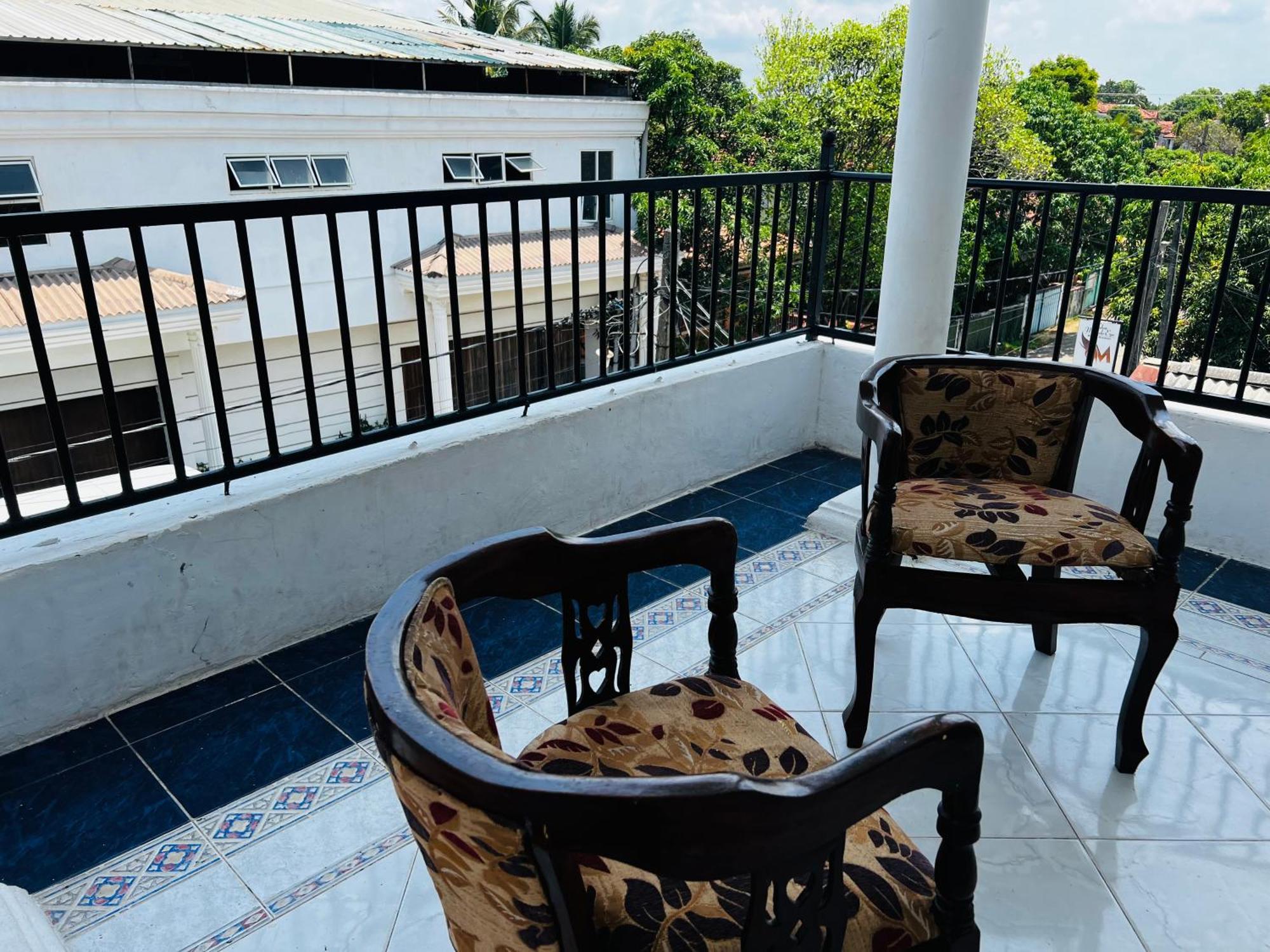 Ramlyn Guesthouse & Restaurant Negombo Esterno foto